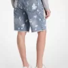 Ausgefranste, bespritzte Jeansshorts