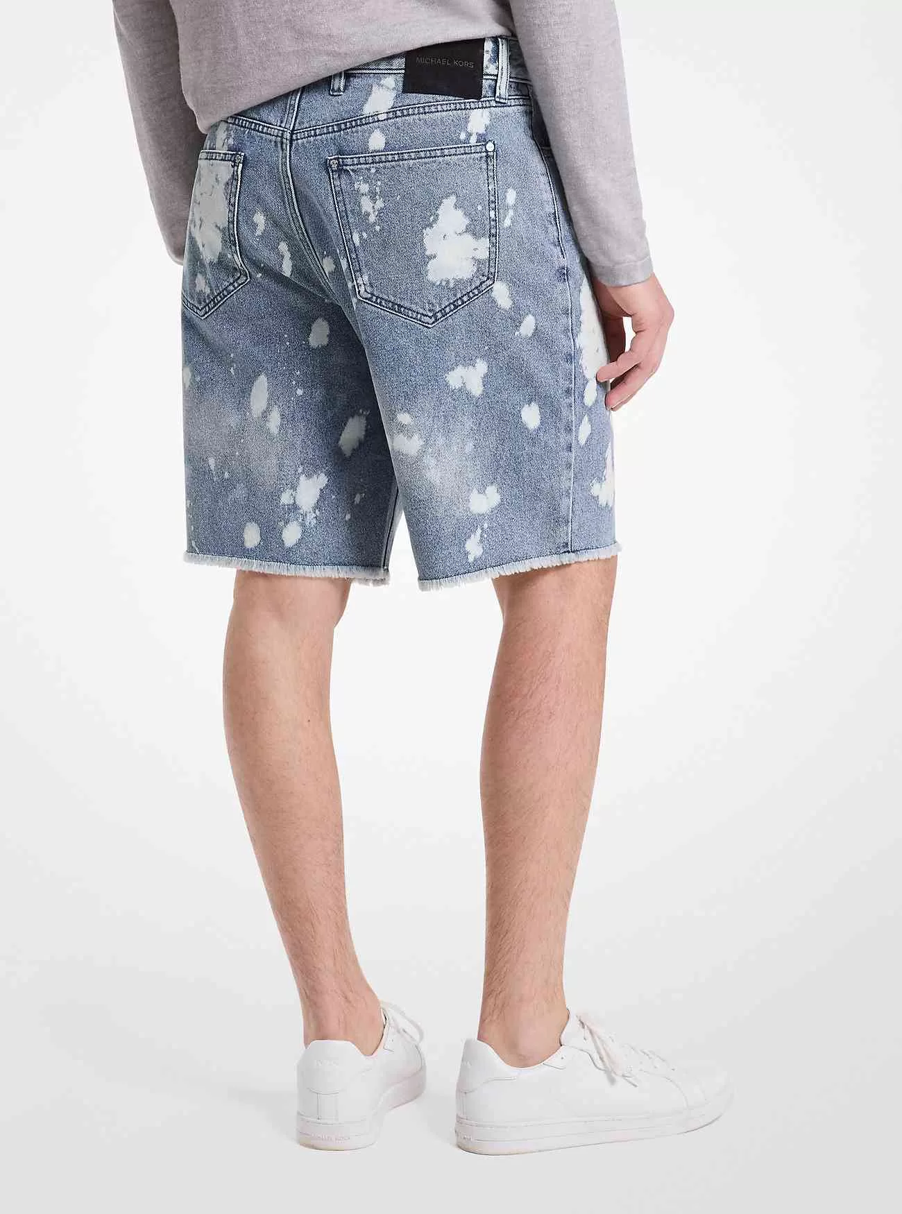 Ausgefranste, bespritzte Jeansshorts