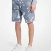 Ausgefranste, bespritzte Jeansshorts