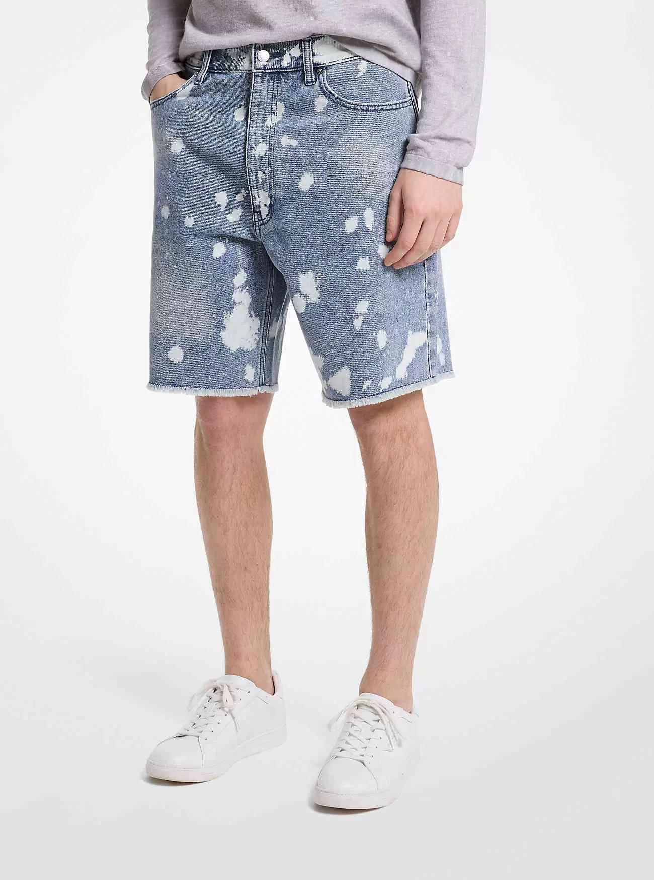Ausgefranste, bespritzte Jeansshorts