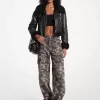 Camouflage-Denim-Cargohose mit weitem Bein