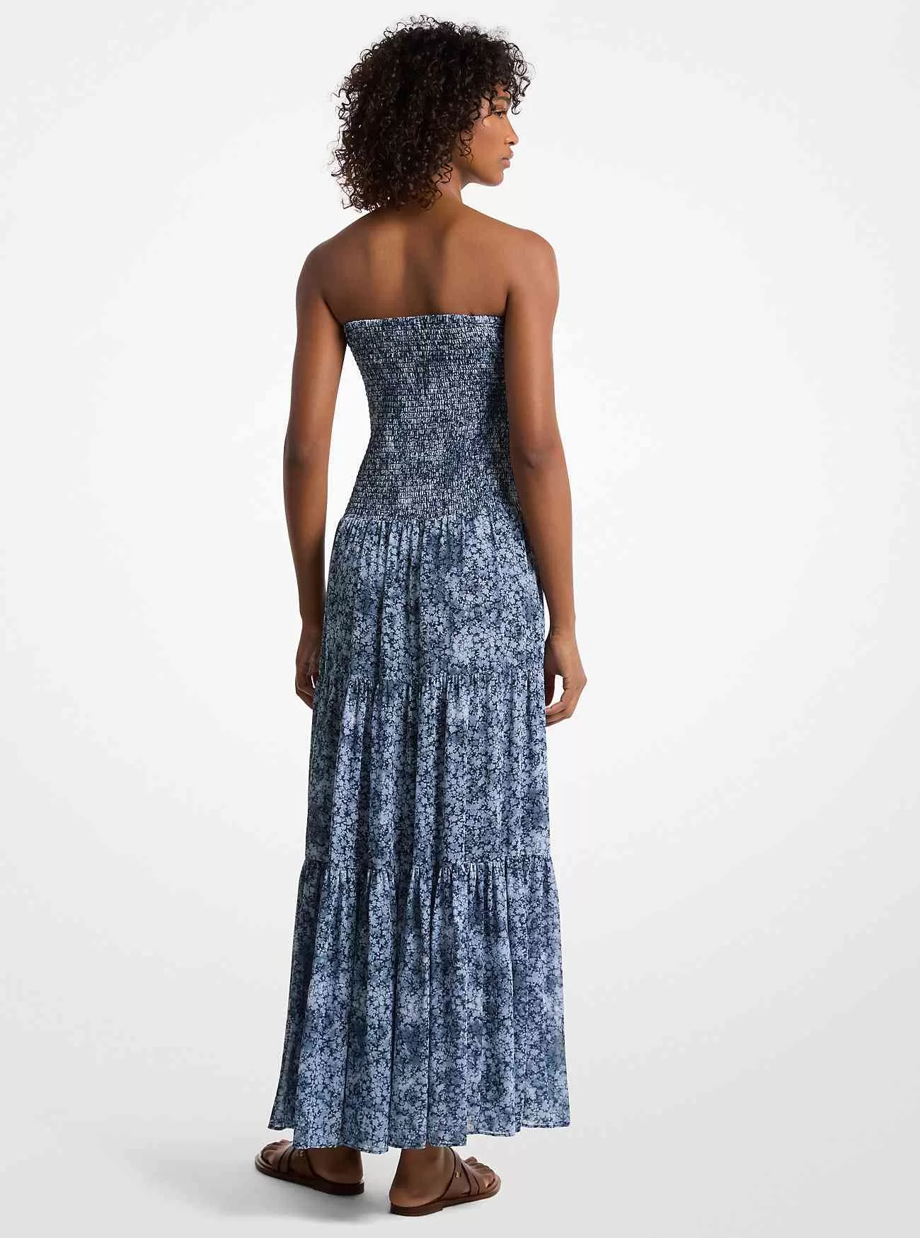 Gesmoktes, gestuftes Kleid aus Georgette mit Blumendruck