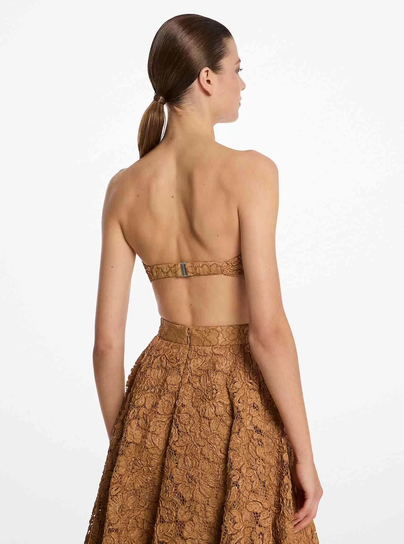 Handbesticktes Bandeau-Oberteil aus floraler Spitze