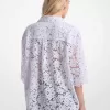Hemd aus schnurgebundener Blumenspitze mit Nieten