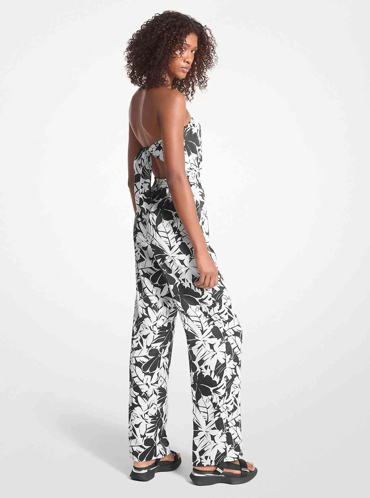 Jumpsuit aus Satin mit Palmen-Print und Raffung am Rücken