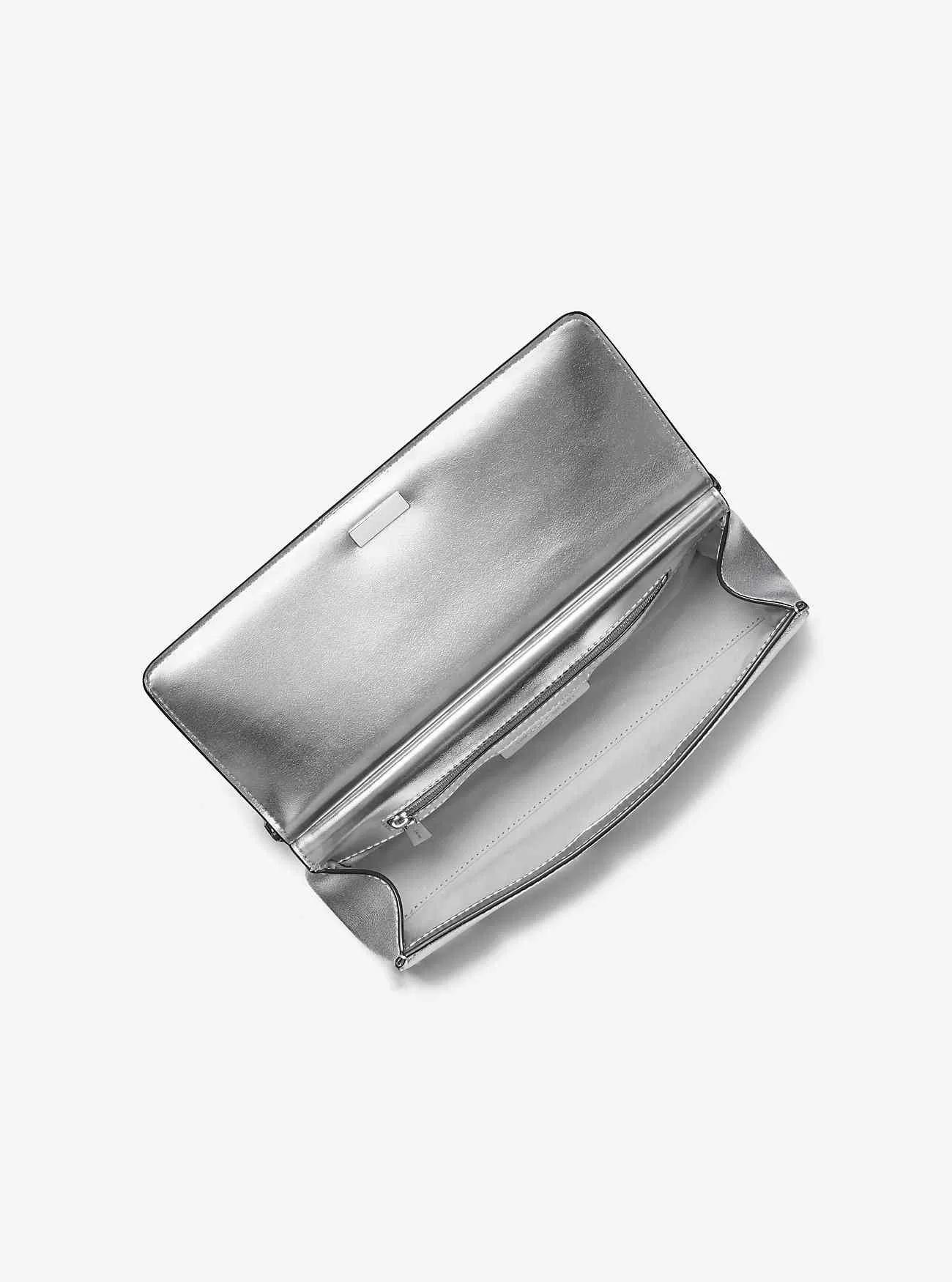 Karminrote mittelgroße Pochette aus genarbtem Metallic-Leder