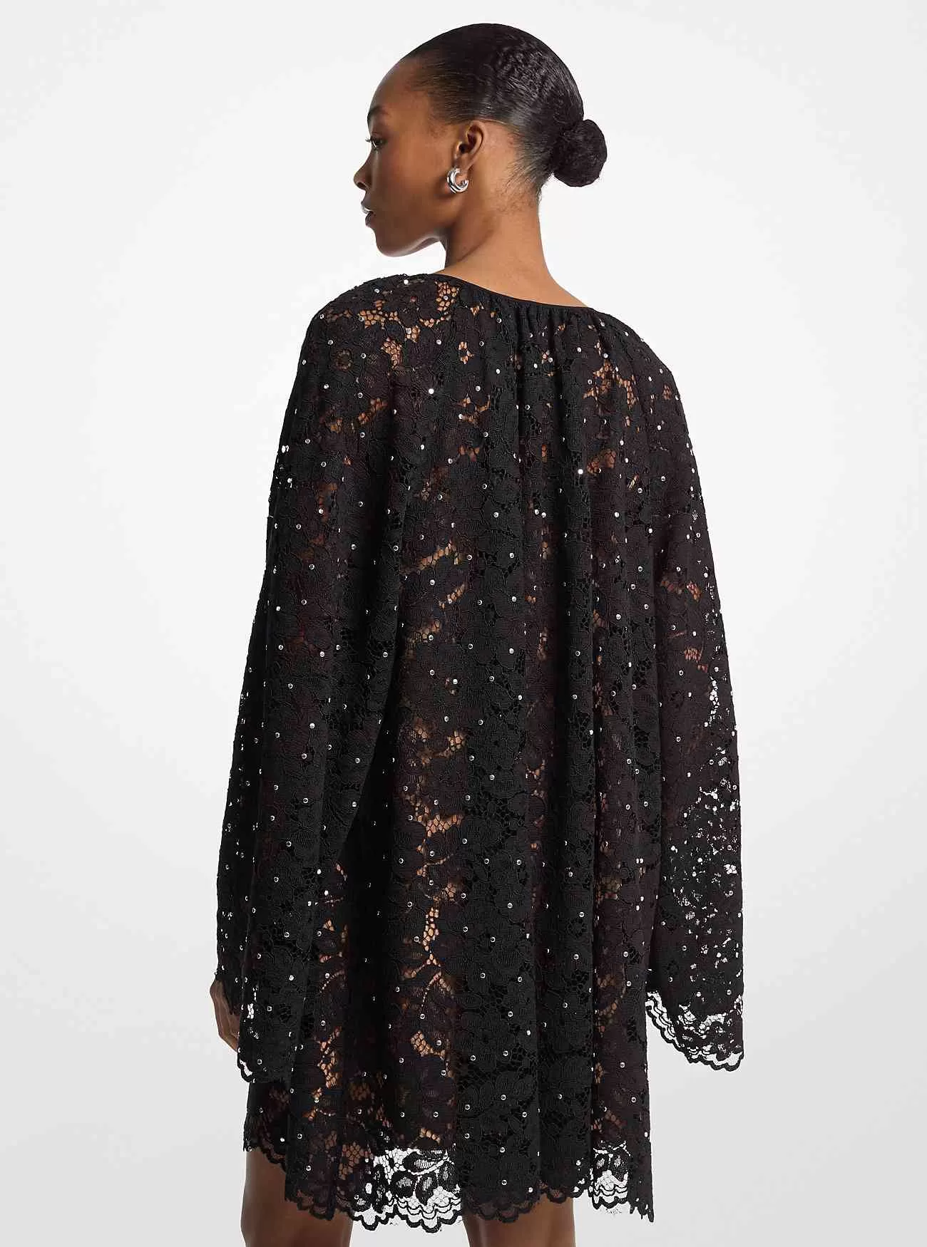 Kleid mit V-Ausschnitt aus schnurgebundener Blumenspitze mit Nieten