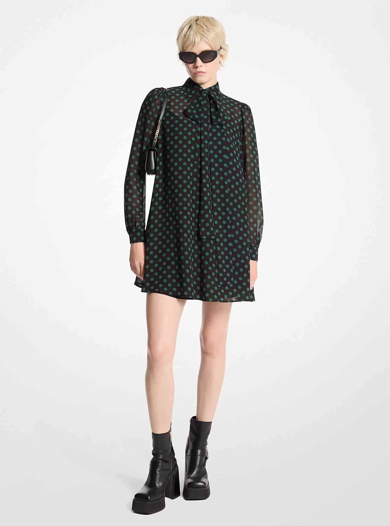 Kleid mit gepunktetem Georgette-Ausschnitt und Bindekragen