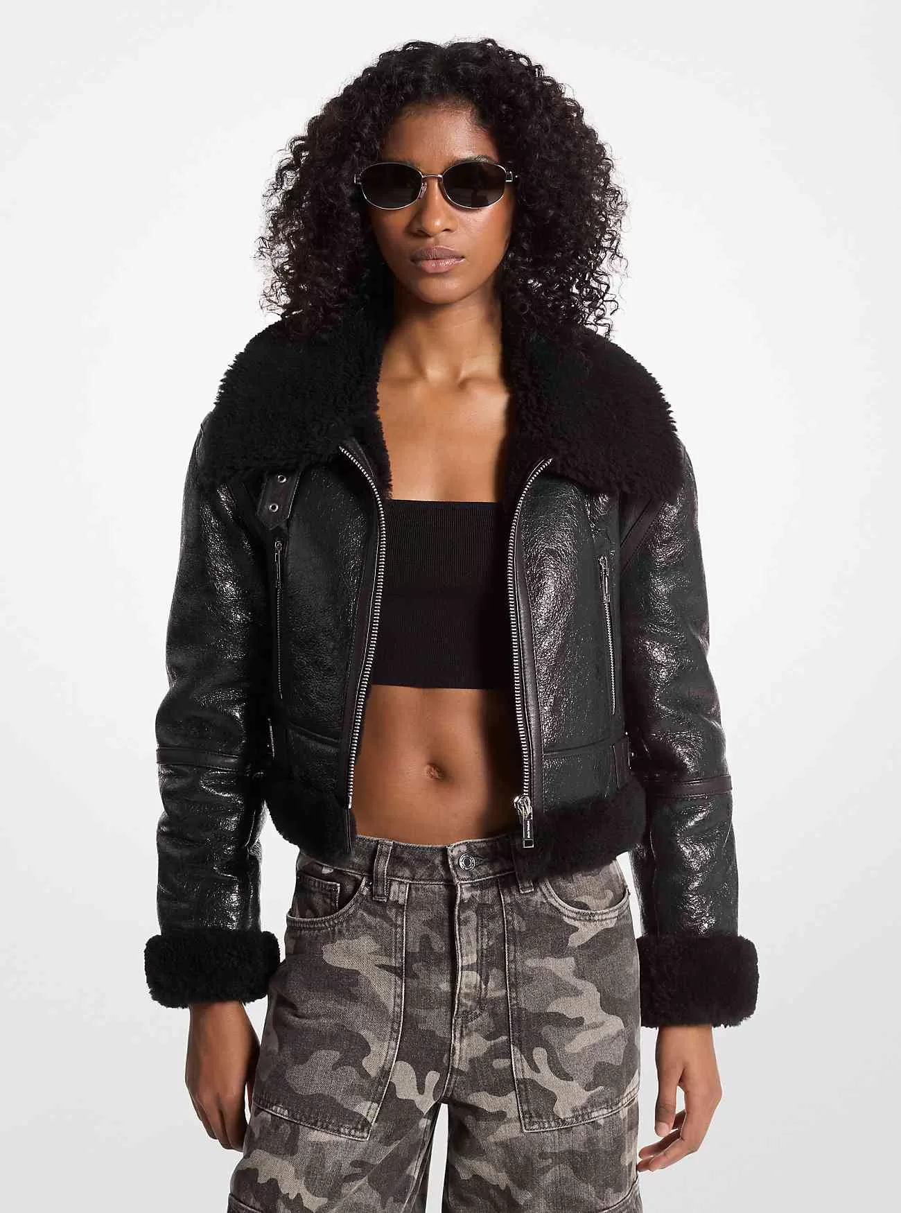 Kurze Jacke aus geknistertem Leder und Shearling