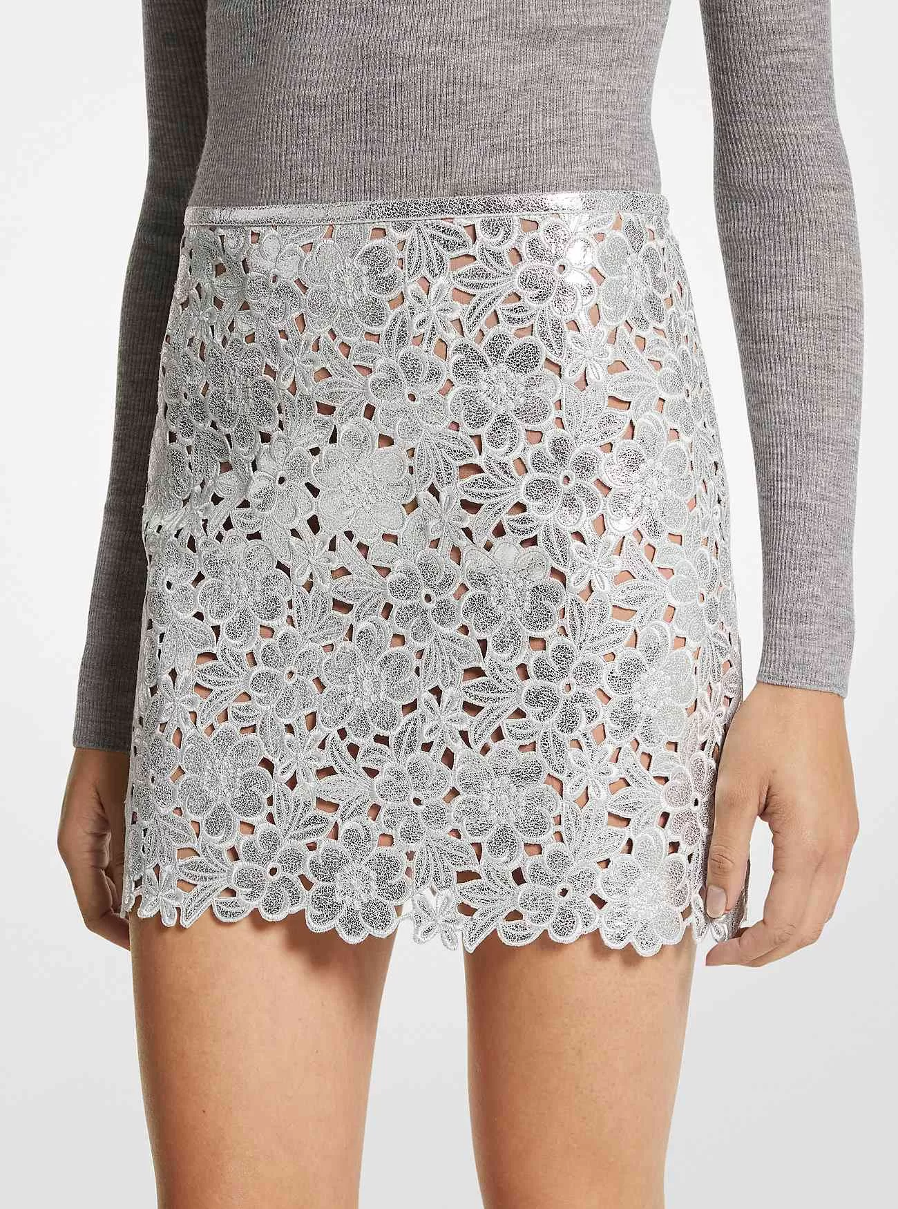 Minirock aus floralem Metallic-Wildleder