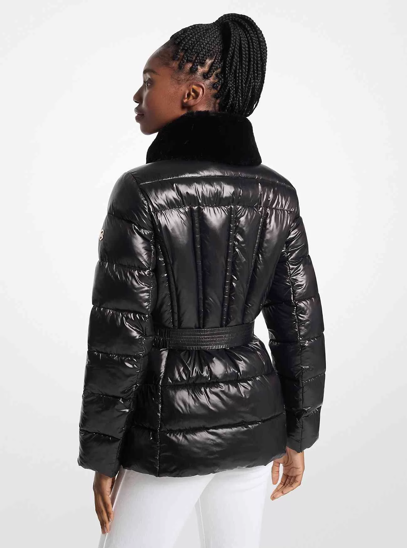 Packbare Pufferjacke aus gestepptem Nylon und Kunstpelzbesatz