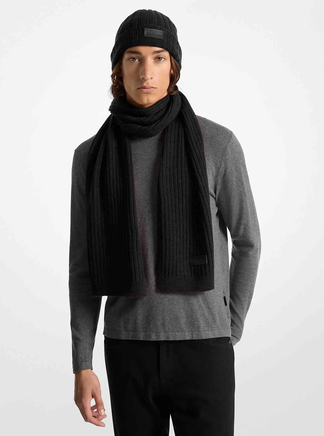 Set aus gerippter Strickmütze und Schal Set aus gerippter Strickmütze und Schal