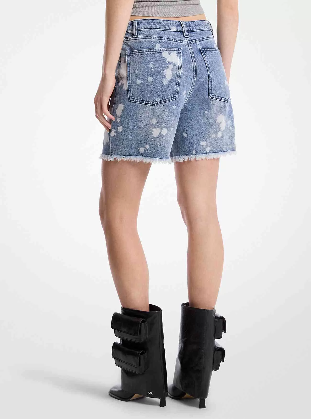 Von Hand bespritzte Boyfriend-Shorts aus gebleichtem Denim